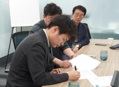 클리어뷰 테크놀로지스 리미티드와 신록태양광에너지 간의 전략적 파트너십 체결식에 참석한 신록태양광에너지 임원진. 김요한 사업기획팀장, 박명기 부사장, 정창근 고문이 함께했다