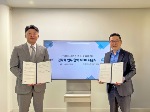 SML메디트리 이동수 대표(오른쪽)와 제이에스링크 심철구 대표가 협약서에 서명한 뒤 기념 촬영을 하고 있다