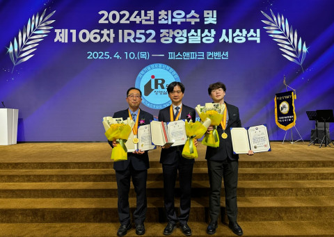 지투파워 수상자 개발자 3명. 왼쪽부터 김현주 이사, 이동준 부사장, 박준용 과장
