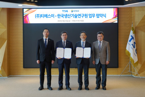 왼쪽부터 한국생산기술연구원 이창엽 연구소장, 한국생산기술연구원 이상목 원장, 티에스이 김철호 대표이사, 티에스이 김명진 대표이사(제공=한국생산기술연구원)