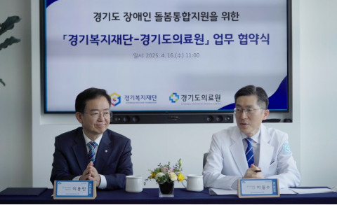 경기복지재단 이용빈 대표(왼쪽)와 경기도의료원 이필수 원장이 장애부모들의 이야기를 경청하고 있다