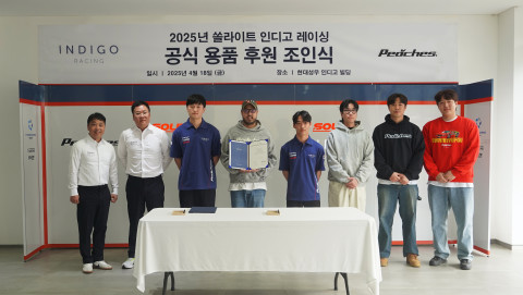 이재우 쏠라이트 인디고 레이싱 감독(왼쪽 첫 번째), 고장환 현대성우쏠라이트 이사(왼쪽 두 번째), 여인택 피치스 대표(왼쪽 네 번째)