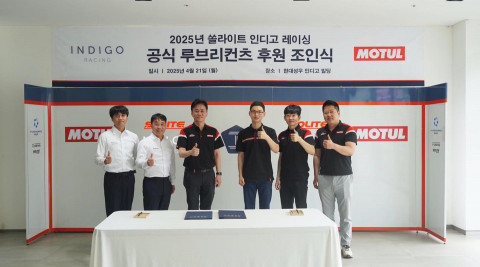 좌측에서 두번째 이재우 쏠라이트 인디고 레이싱 감독, 좌측에서 세번째 김형관 모튤코리아 국내사업총괄