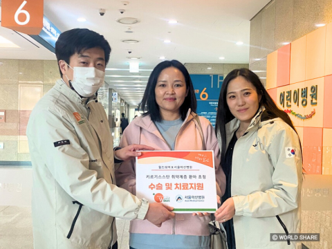 자미라의 퇴원을 기념해 월드쉐어 직원들과 자미라의 어머니가 사진 촬영을 하고 있다