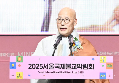 2025서울국제불교박람회 개막식에서 대한불교조계종 총무원장 진우 스님이 대회사를 하고 있다