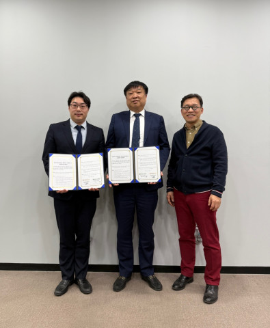 왼쪽부터 한국커피창업사관학교 최용국 대표, 평택대학교 산학협력단 김기덕 단장, 사회서비스대학 재활상담학과 송호준 교수가 업무협약 체결 후 기념 촬영을 하고 있다