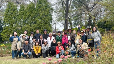 지난 17일 서울그린트러스트가 주최한 ‘느슨한 가드닝’ 5기의 첫 활동을 기념하며 성동구 지역 주민들과 청년 참여자들이 기념사진을 촬영하고 있다