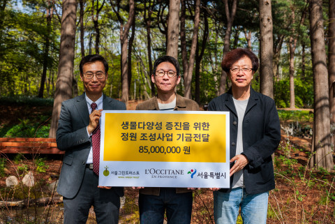 왼쪽부터 이수연 서울시 정원도시국장, 김승빈 록시땅코리아 지사장, 조경진 서울그린트러스트 이사가 21일 매헌시민의숲에 위치한 ‘록록정원’ 개장식에서 기념 촬영을 하고 있다