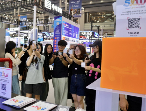 ‘CITE 2025’ 서울스마트라이프위크 홍보관을 관람객들이 즐기고 있다