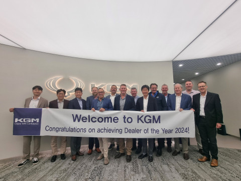 KG 모빌리티는 호주 시장 우수 딜러들을 평택 본사로 초청해 신모델 시승과 함께 회사 현황과 미래 발전 전략을 공유하고 우수한 성과를 올린 대리점 관계자들을 격려했다(사진 왼쪽에서