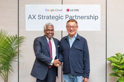 왼쪽부터 구글 클라우드 CEO 토마스 쿠리안과 LG CNS CEO 현신균 사장이 아태 지역 및 미주 지역에서의 클라우드 기반 AX 사업 다각화에 대해 논의 후 기념 사진을 촬영하고