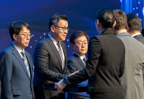 21일 서울 강남구 한국과학기술회관에서 열린 제 58회 과학의 날 기념식에서 두산에너빌리티 송용진 전략/혁신 부문장(왼쪽에서 두번째)이 과학기술 분야 포장을 수상했다