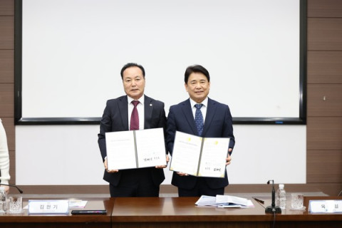 대한민국시군자치구의회의장협의회 김현기 회장(왼쪽)과 한국지방행정연구원 육동일 원장이 22일 업무협약 체결 후 기념사진을 촬영하고 있다