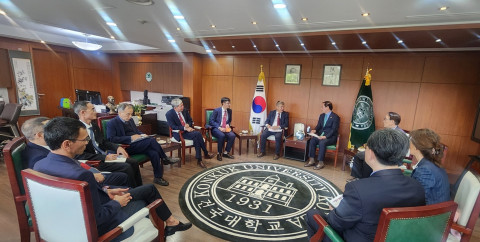 연수단의 건국대 총장실 방문 현장