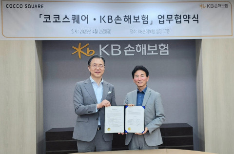 왼쪽부터 코코스퀘어 하성동 대표와 KB손해보험 이용무 디지털사업부문장이 펫보험 상품 및 서비스 연계를 위한 전략적 업무협약을 체결한 후 기념 촬영을 하고 있다