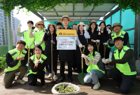 금천구시설관리공단은 도시농업 활성화와 도농상생을 위해 옥상 텃밭을 조성하고, 임직원이 참여하는 감자심기 행사를 개최했다. 사진은 행사에 참여한 권순형 본부장과 임직원들의 모습(제공