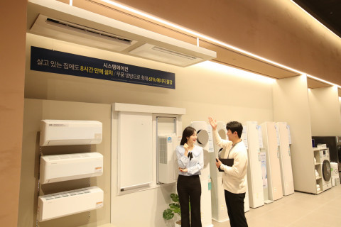 삼성스토어 용인구성 방문 고객이 전문 매니저에게 1:1 맞춤형 에어컨 상담을 받고 있다