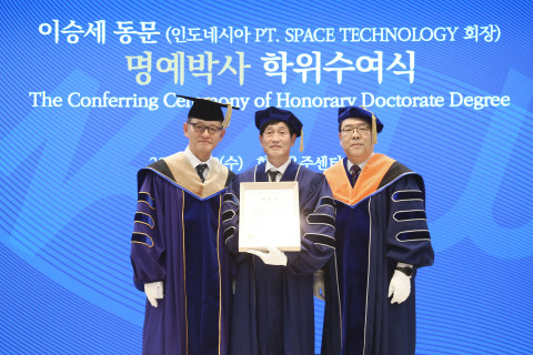 한국항공대 허희영 총장과 황수찬 대학원장이 이승세 회장에게 명예박사 학위 수여 후 기념촬영을 하고 있다