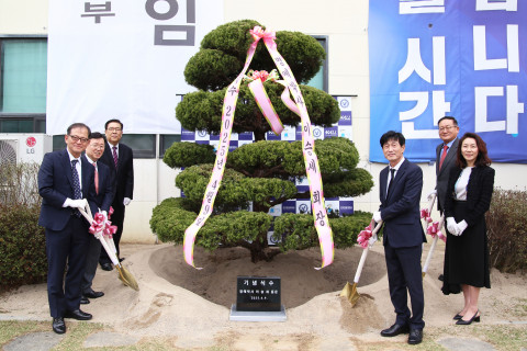왼쪽부터 ‘이승세 ZONE(가칭)’이 조성될 학생회관 앞 기념식수 행사에 참여 중인 한국항공대 허희영 총장, 김윤휘 학교법인 정석인하학원 관리이사, 황수찬 대학원장, 이승세 회장과