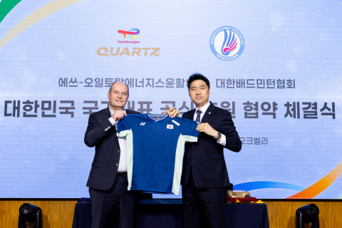 STLC CEO 패트리스 드베미 사장(왼쪽)과 대한배드민턴협회 김동문 회장