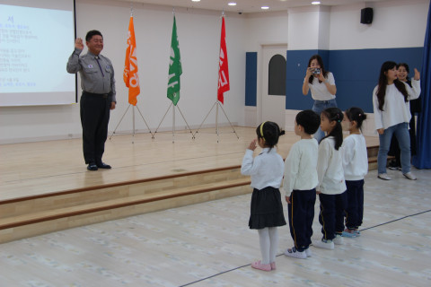 한국청소년대전세종충남연맹 모영선 부총장이 샛별단원들로부터 입단 선서를 받고 있다