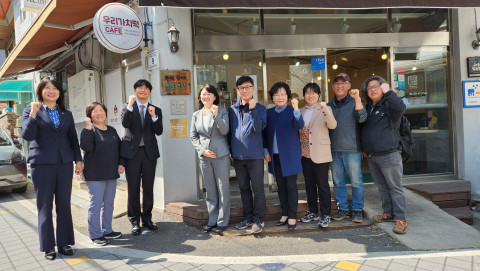 굿뉴스에너지가 의정부의 ‘우리가치떡’에 태양광 발전 설비를 기증했다. 왼쪽부터 강선영 의정부시의원, 최혜영 우리동네협동조합 이사장, 송민영 굿뉴스에너지 이사, 박지혜 국회의원, 목