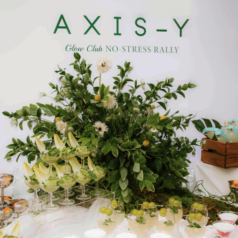 브랜드 콘셉트에 맞춰 준비된 시그니처 음료와 AXIS-Y 로고 연출 장면