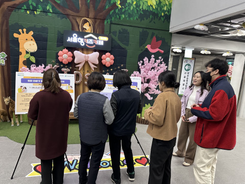 서울광역여성새로일하기센터가 대방동 서울가족플라자에서 시민들을 대상으로 설문을 진행하고 있다