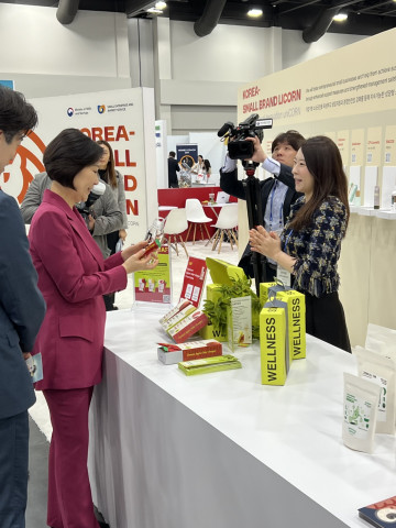 제23차 세계한인비즈니스대회에 참가한 초블레스 부스에서 오영주 중소벤처기업부 장관의 주목을 끈 ‘리아프 애사비’