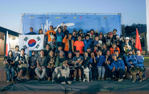 지난 19~20일 강아지숲에서 개최된 디스크도그 대회 ‘제5회 KDDN 챔피언십’이 성황리에 막을 내린 가운데 참가자들이 기념촬영을 하고 있다