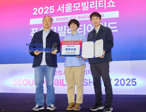 왼쪽부터 현대오토에버 내비경험혁신팀 김종곤 책임, 손희경 팀장, 신성호 책임이 차세대 내비게이션의 서울모빌리티어워드 수상을 기념하고 있다