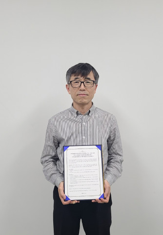 김유원 이노카 부사장이 지역협력혁신성장사업 참여 기관 및 기업들이 공동 체결한 업무협약서(MOU)를 소개하고 있다