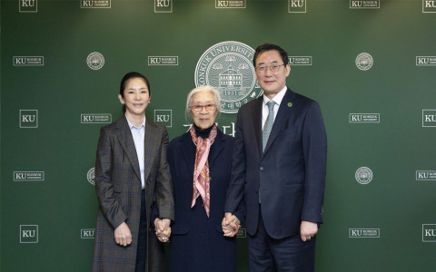 김정옥 김희경유럽정신문화장학재단 이사장(가운데)이 13일 유자은 학교법인 건국대학교 이사장(왼쪽)과 원종필 건국대학교 총장을 만나 60억원의 발전기금 전달을 약정했다