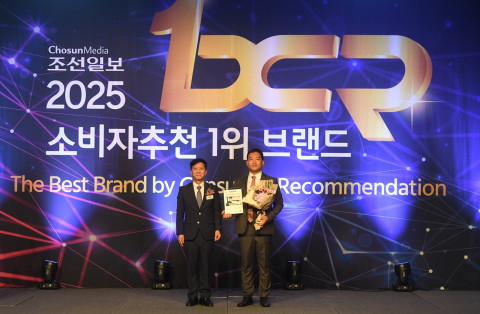 이우용 페이오니아 코리아 지사장(오른쪽)이 22일 서울 중구 더플라자호텔에서 열린 ‘2025 소비자추천 1위 브랜드’ 시상식에서 기념 촬영을 하고 있다
