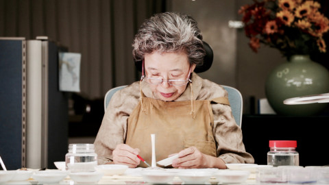 칠보 작업 중인 이수경 작가