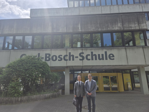 Carl-Bosch Schule 교정에서 양교 대표가 기념 촬영을 하고 있다