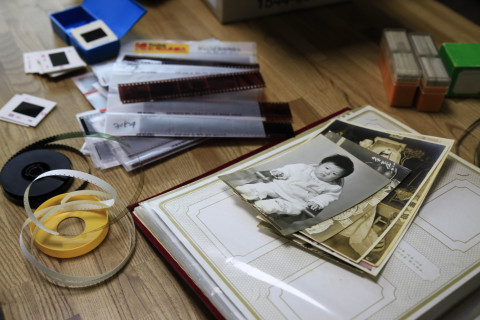 인화된 오랜 흑백사진과 각종 필름