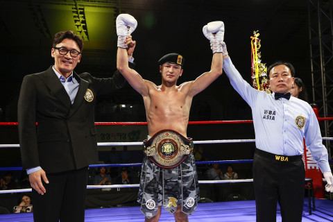 최시로(가운데)가 WBA 라이트급 아시아 챔피언 1차 방어전을 성공했다(제공=FW1)