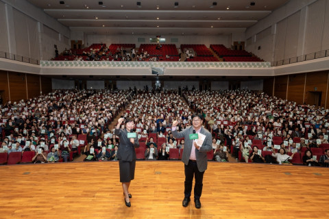 이미경(왼쪽), 정재승(오른쪽) 공동집행위원장과 개막식에 참석한 관객들이 제22회 서울국제환경영화제의 슬로건 ‘Ready, Climate, Action!’을 외치고 있다