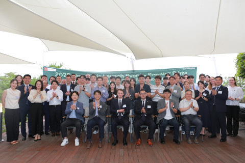 24일 지속가능한 덴마크 지속가능성 실현 식품 신기술 소개 행사 참석자들이 기념사진을 촬영하고 있다