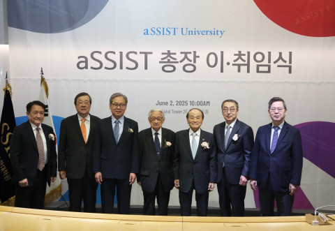 왼쪽부터 조동성 발전자문위원장, 김일섭 제5·6대 총장, 문휘창 제10대 총장, 조완규 학교법인 이사장, 오명 명예총장, 최용주 제11대 총장, 김태현 제7·8·9대 총장이 기념사