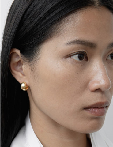 이번 시즌은 오랫동안 구상해온 디자인을 현대적 관점에서 재구성했다. DAUGHTERS JEWELRY가 소중히 여겨온 심플한 미학에 대담함과 도전적인 요소를 융합했다. 브랜드와 고객