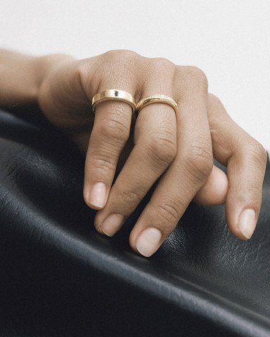6월부터 DAUGHTERS JEWELRY의 2025 여름 컬렉션이 공개된다. 이번 컬렉션은 군더더기 없는 깔끔하고 세련된 디자인 속에 아름다운 고요함이 깃든 주얼리 시리즈다. 미니
