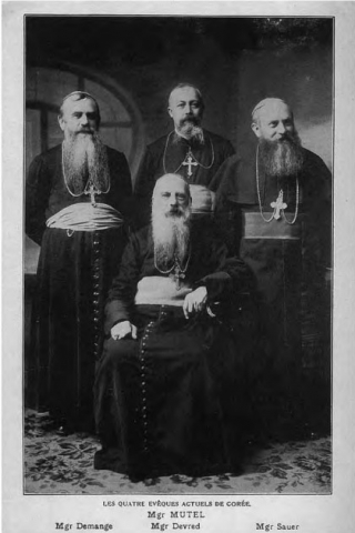 뮈텔, 드망즈, 드브레, 사우어 주교의 사진. ‘Le Catholicisme en Corée’, Imprimerie de la Société des Missions Etrangèr