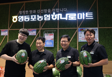 백호 조합장(왼쪽에서 세 번째)이 하나로마트 신도림점 직원과 함께 ‘품질 보장제’를 홍보하고 있다