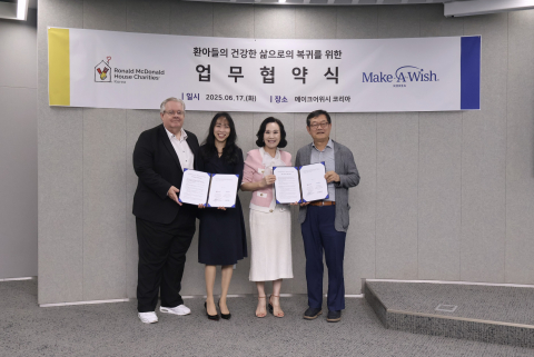 RMHC Korea 제프리 존스 회장, 안수인 대표, 메이크어위시 코리아 이진성 이사장, 유순신 이사가 6월 17일 서울 강남구 메이크어위시 코리아 본사에서 업무협약 체결을 기념하며 함께 사진 촬영을 진행했다