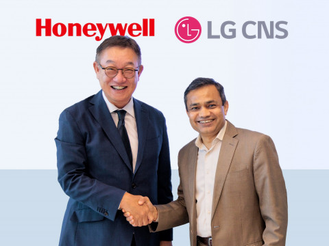 왼쪽부터 LG CNS 현신균 사장과 하니웰 프로세스 솔루션(HPS) 프라메시 마헤시와리 사장이 파트너십 체결식에서 기념 촬영을 하고 있다