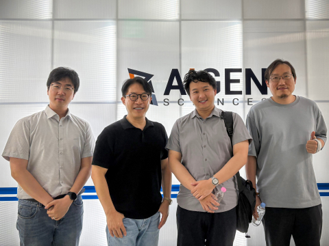왼쪽부터 아이젠사이언스 김선규 이사, 강재우 대표, 플록 쩌화 청 최고과학책임자, 웨이 다이 박사
