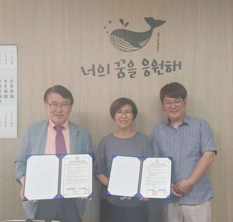 한국교육협회와 극동대학교가 평생교육 실습처 협약을 체결했다. 가운데가 왼쪽이 극동대학교 성인학습처장, 가운데가 한국교육협회 이규숙 대표이사