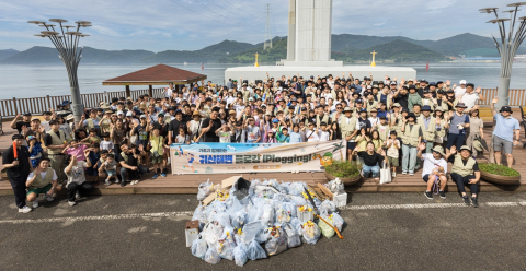 볼보그룹코리아(볼보건설기계코리아)가 지난 20일 귀산해변에서 ‘플로깅’ 환경보전 활동을 전개했다(사진: 볼보그룹코리아)